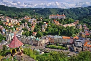 Vista sobre la maravillosa ciudad de Karlovy Vary. Balnearios en Europa
