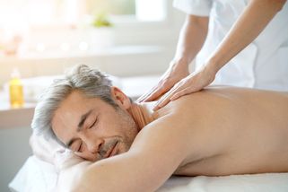 un hombre disfrutando de un masaje de esplada