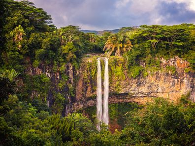 La cascada de Chamarel con un salto de agua de 100 metros de altura.