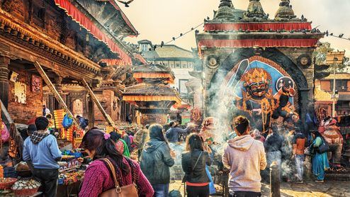 Un colorido templo en Katmandú que es visitado por mucha gente.