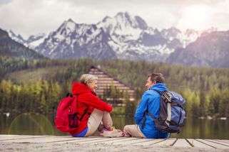dos personas haciendo senderismo en los montes Tatras cerca de su balneario en Eslovaquia 