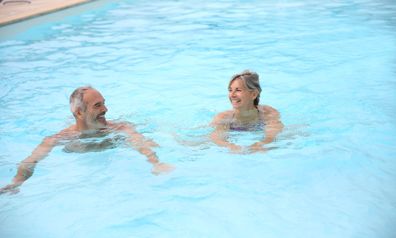 Un hombre y una mujer disfrutando de la piscina