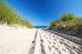 playa de arena en la costa de Polonia al lado de tu balneario
