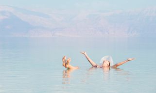 mujer flotando en el Mar Muerto en Jordania
