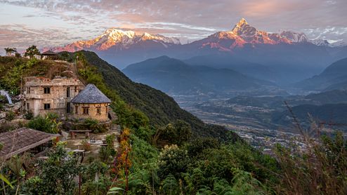 Vista de la ciudad de Pokhara situada en el valle y las montañas del Himalaya detrás.