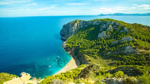 Sicht auf Strand, Berge und Meer auf Mallorca