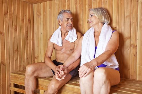 Disfrutando la sauna como parte de la termoterapia