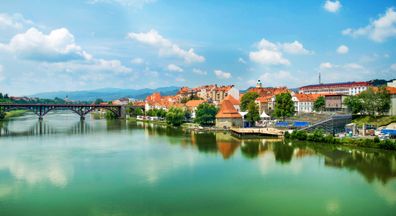 Ciudad al lado de un río en Eslovenia