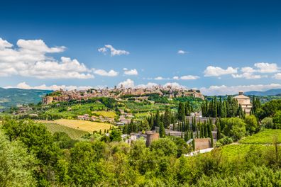 Vista del valle y del pueblo en la Toscana