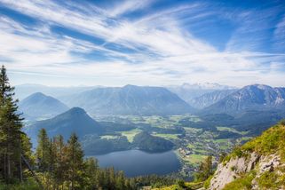 vista de los Alpes austríacos, donde puedes disfrutar de un descanso 