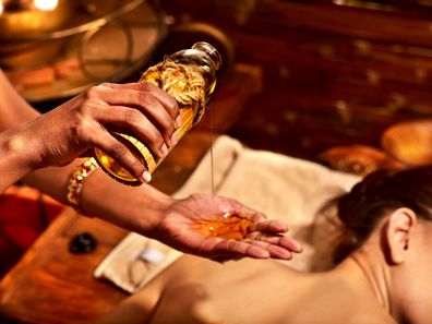 Un masaje relajante Ayurveda con aceites para la espalda