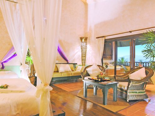 Una habitación perfectamente amueblada con una cama con dosel en uno de los hoteles Ayurveda
