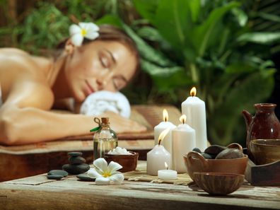 Una mujer se relaja con un masaje en mitad de la naturaleza